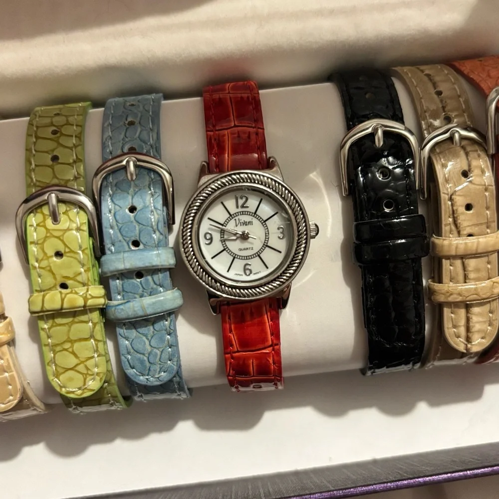 Interchangeable Croc-Textured Watch with 7 different straps